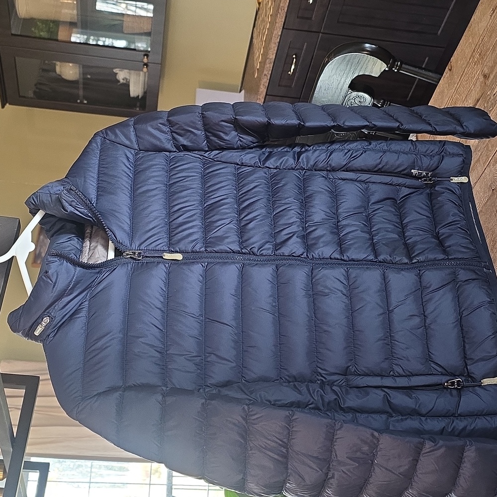 TUMI Packable down puffer jacket! S